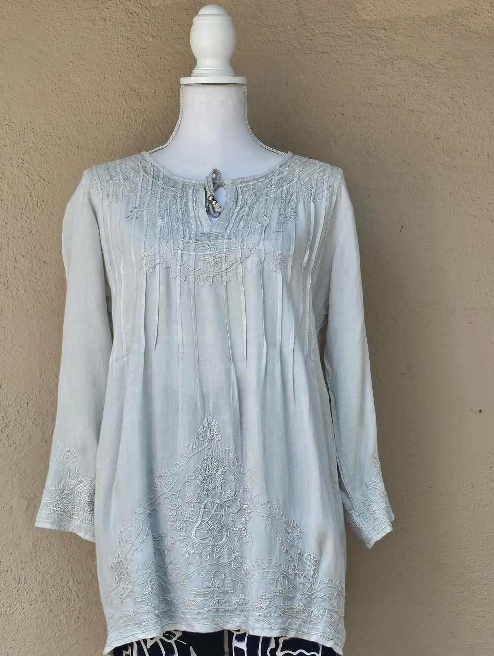 Solitaire Pastel Sage Intricate Embroidered Tunic Sz M